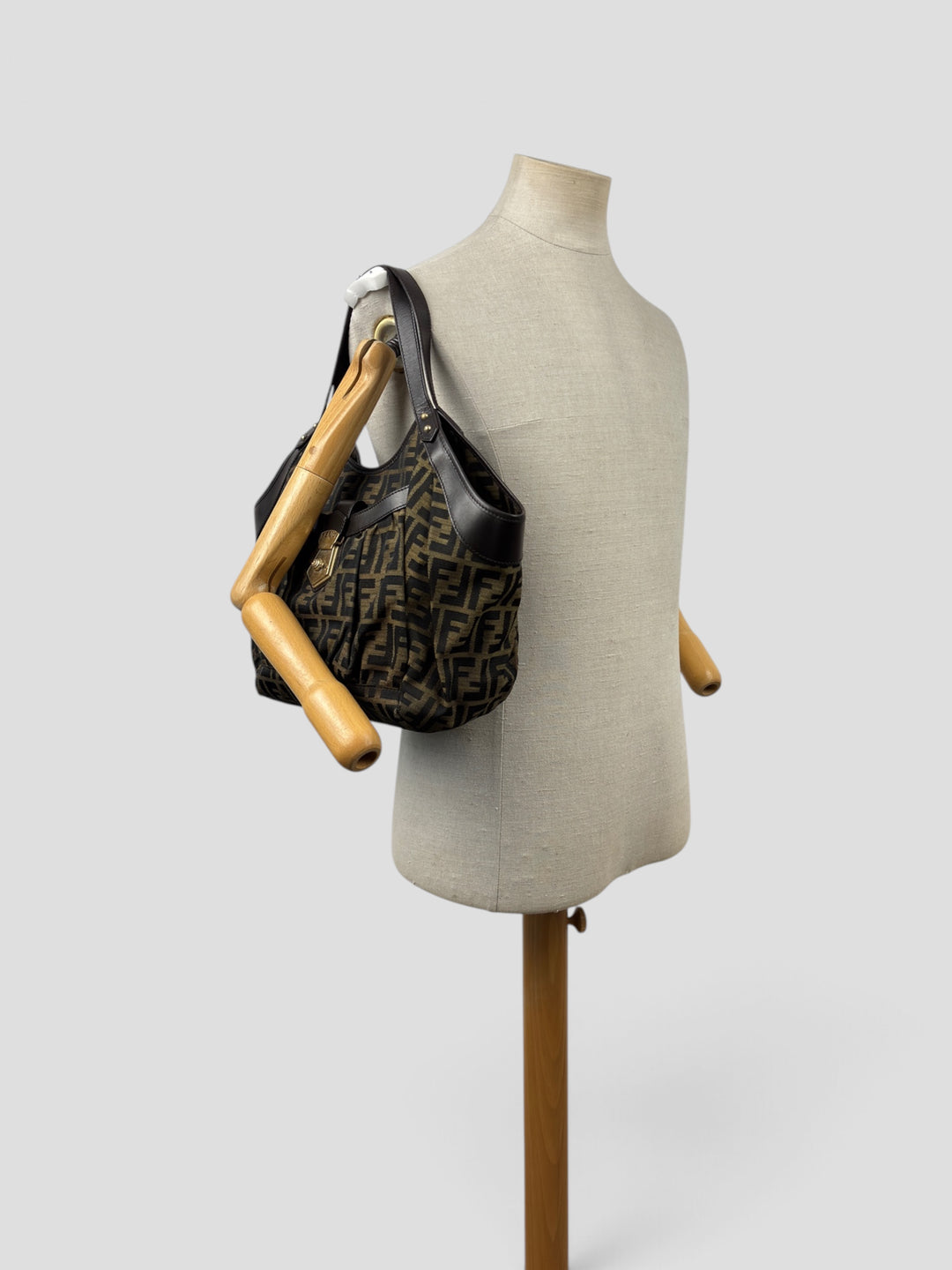 Fendi Zucca Canvas Chef Shoulder Bag in Tabak/Schwarz, getragen an der Schneiderpuppe