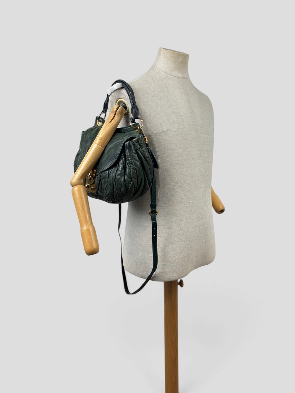 Miu Miu Coffer Matelassé Leather Shoulder Bag in Dunkelgrün, getragen an der Schneiderpuppe