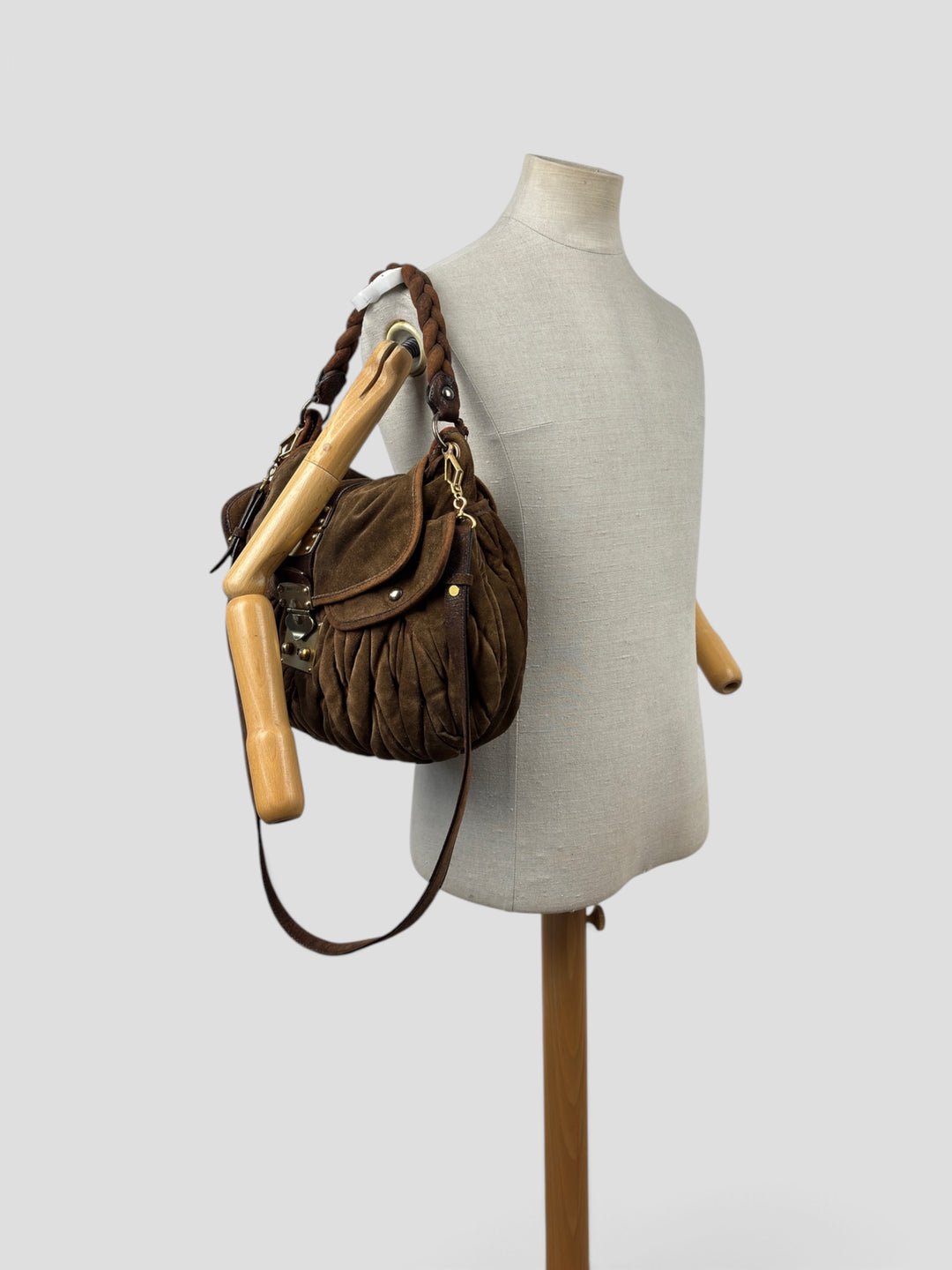 Miu Miu Coffer Matelassé Suede Hobo Shoulder Bag in Oliv-/Tabakbraun, getragen an der Schneiderpuppe