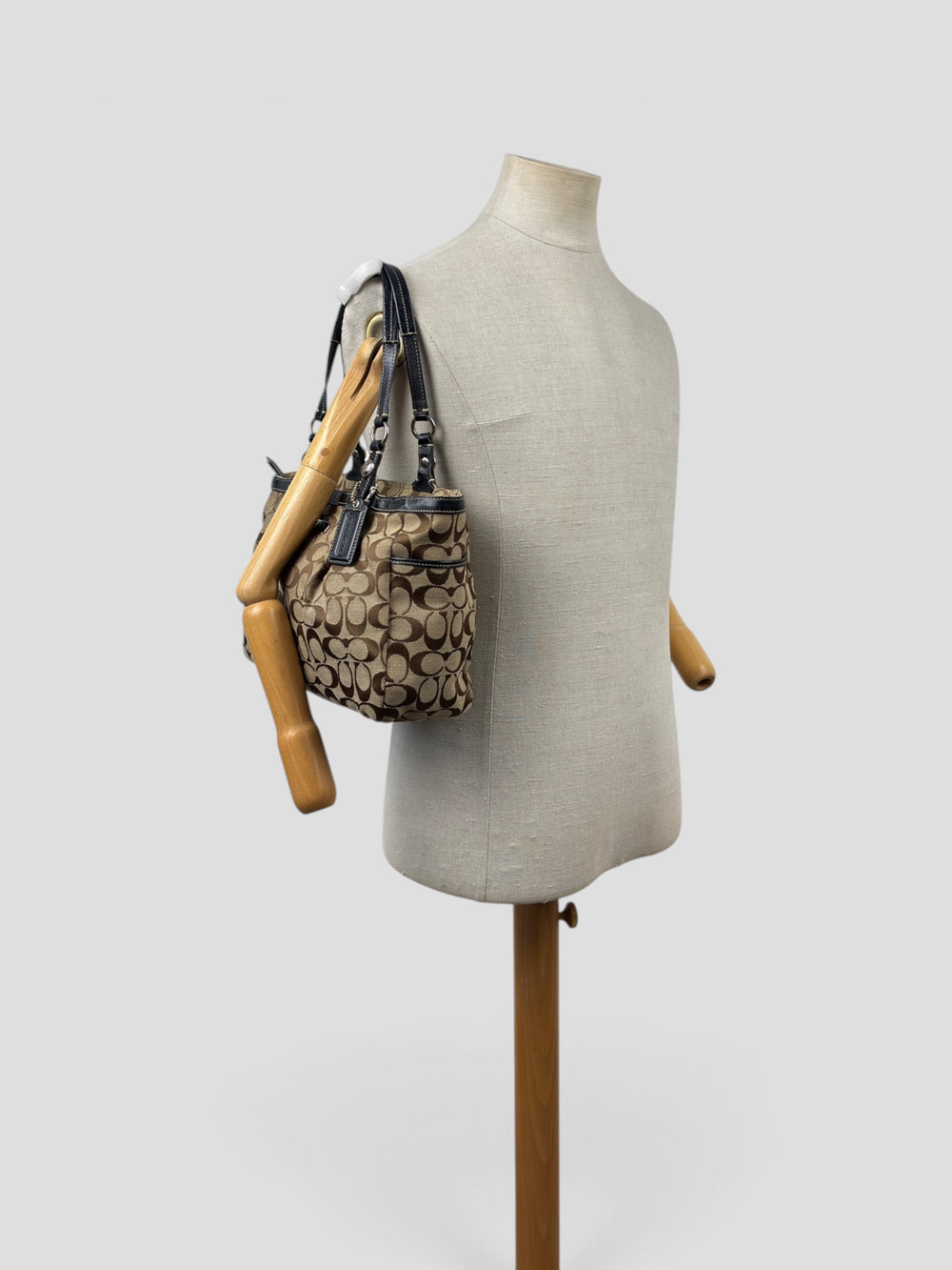 Coach Gallery Signature Tote Shoulder Bag in Khaki/Braun, getragen an der Schneiderpuppe