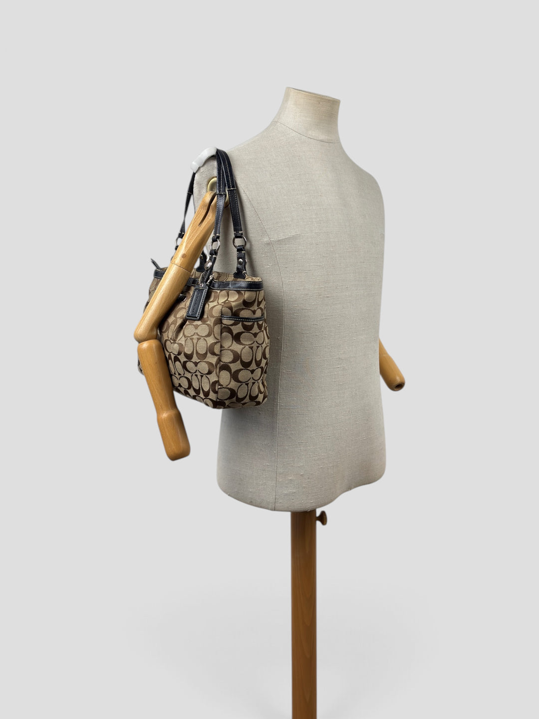 Coach Gallery Signature Tote Shoulder Bag in Khaki/Braun, getragen an der Schneiderpuppe