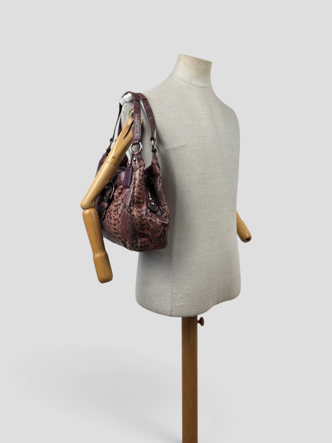 Coach Soho Snakeskin Embossed Leather Buckle Hobo Shoulder Bag in Altrosa, getragen an der Schneiderpuppe