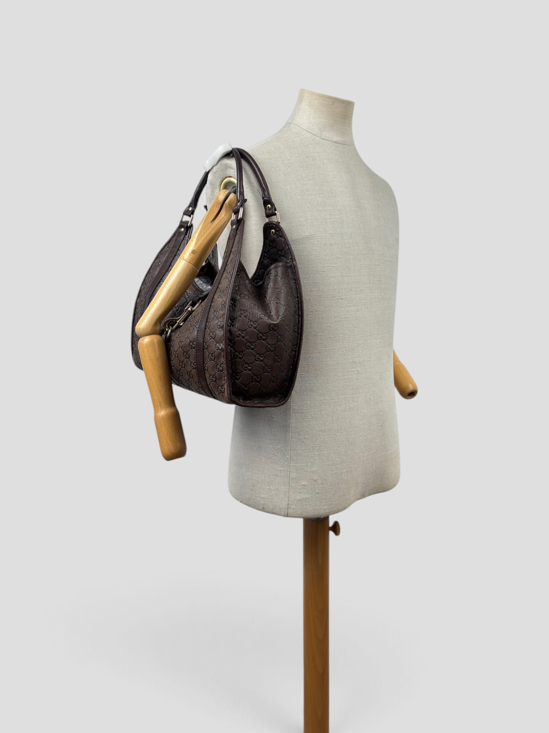 Gucci Guccissima Leather Bardot Hobo Shoulder Bag in Braun, getragen an der Schneiderpuppe