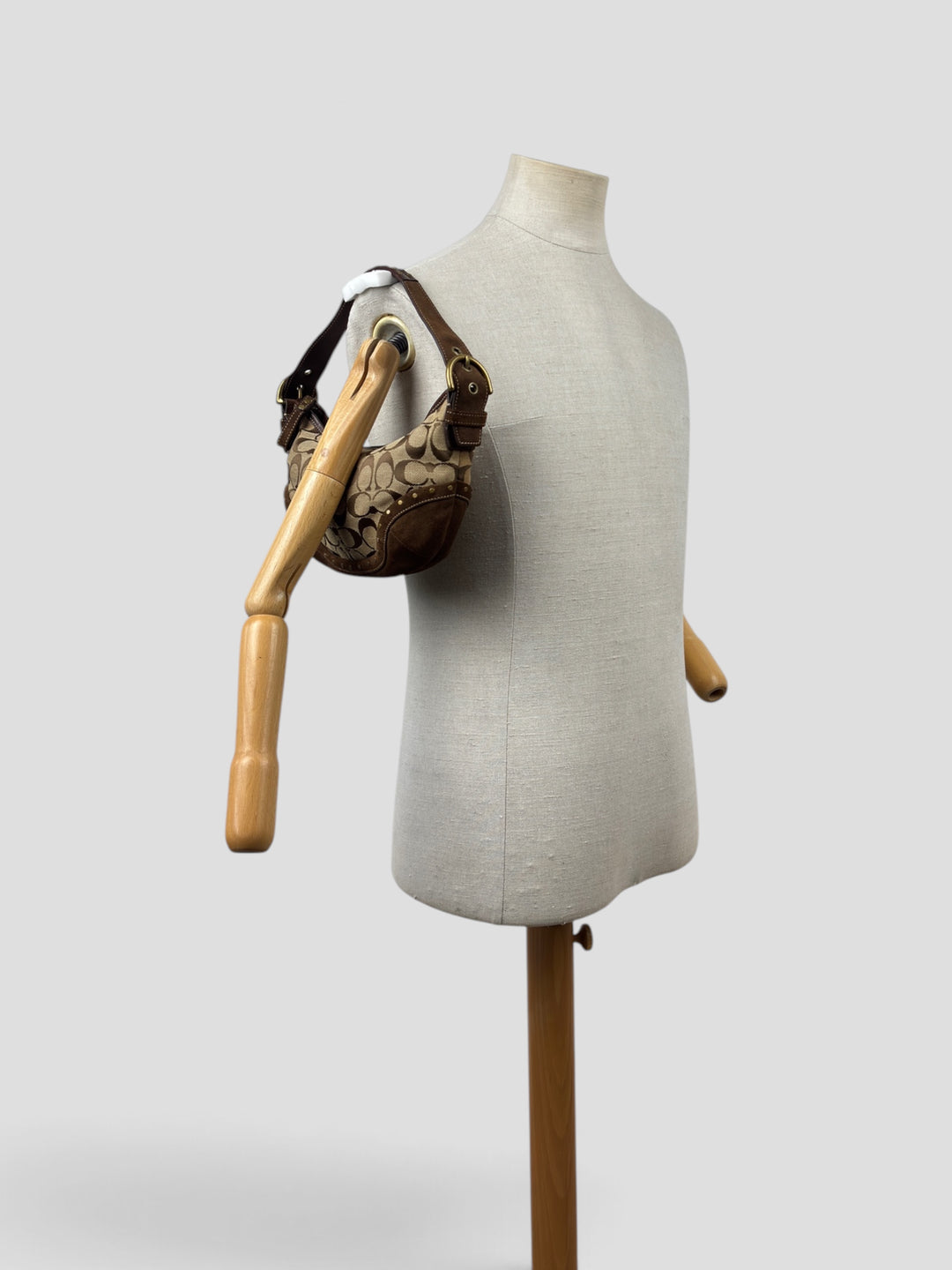 Coach Signature Studded Suede Hobo Shoulder Bag in Khaki/Braun, getragen an der Schneiderpuppe
