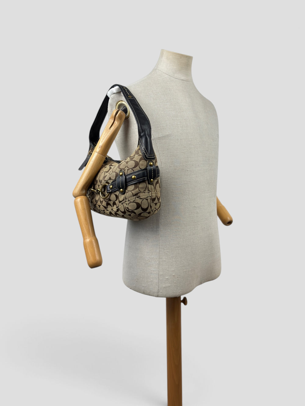 Coach Signature Horse Bit Hobo Shoulder Bag in Khaki/Braun, getragen an der Schneiderpuppe