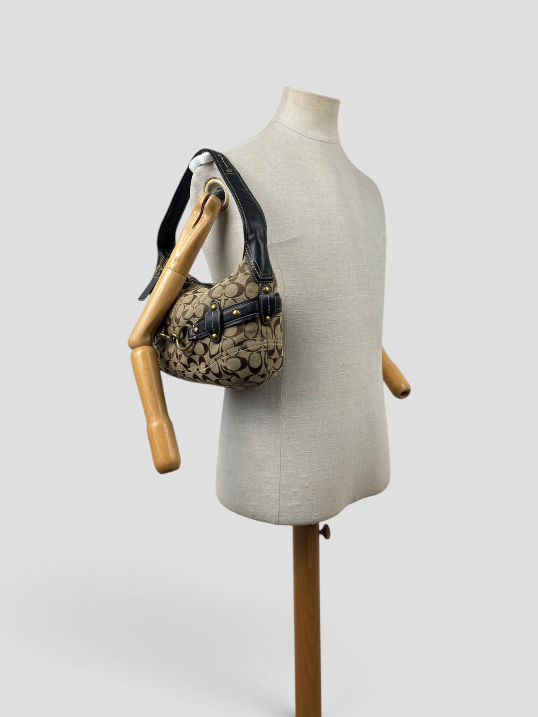 Coach Signature Horse Bit Hobo Shoulder Bag in Khaki/Braun, getragen an der Schneiderpuppe