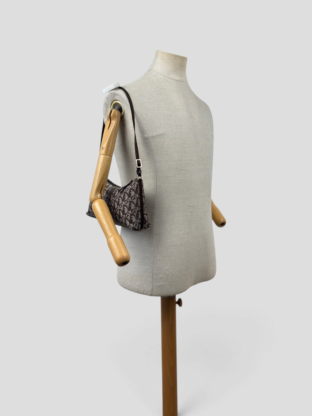 Dior Trotter Canvas Pochette Shoulder Bag in Braun/Beige, getragen an der Schneiderpuppe
