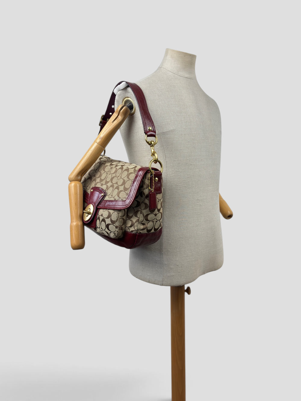 Coach Signature Turnlock Flap Shoulder Bag in Khaki/Braun, getragen an der Schneiderpuppe