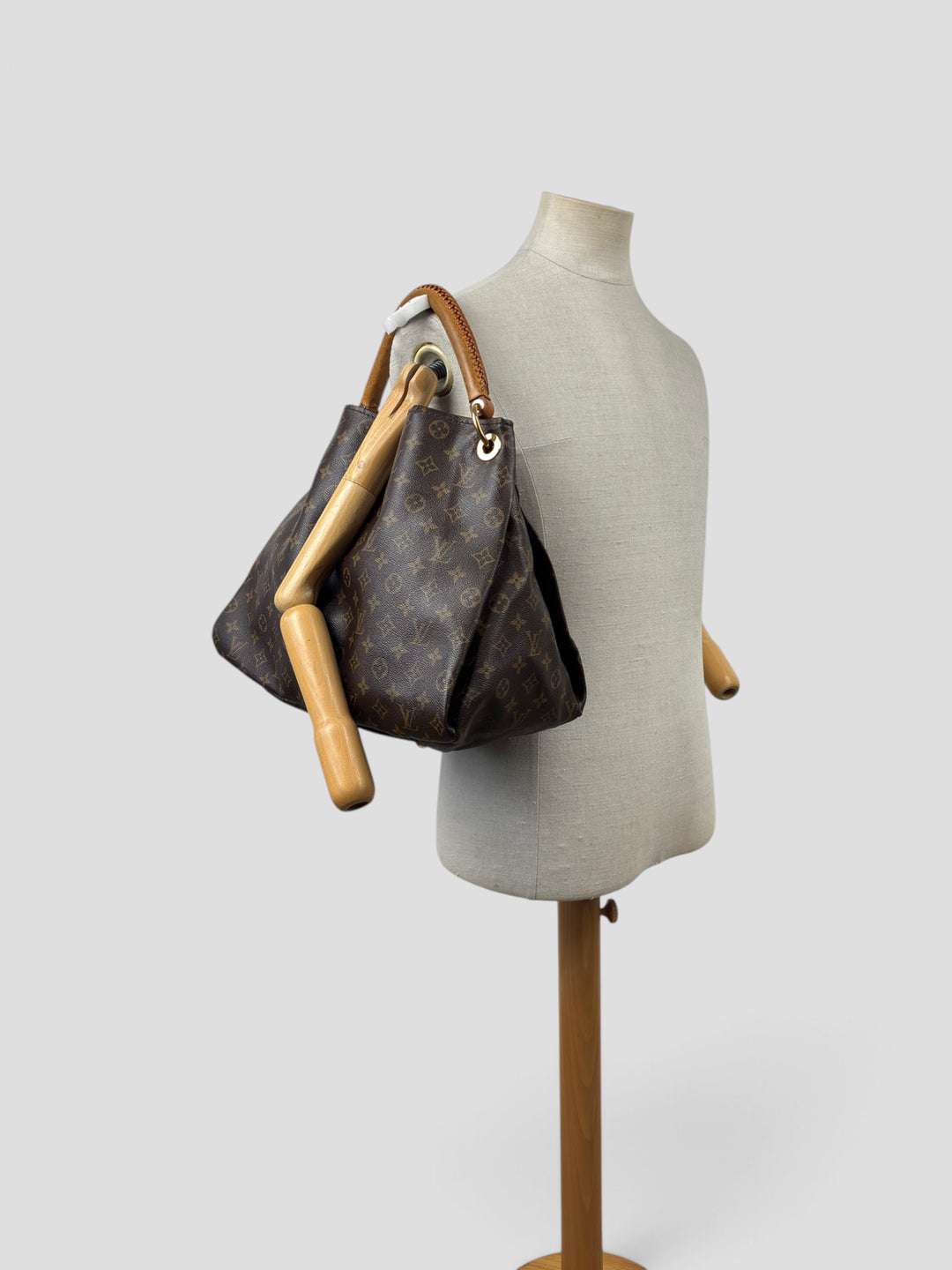 Louis Vuitton Monogram Artsy MM Shoulder Bag in Braun, getragen an der Schneiderpuppe