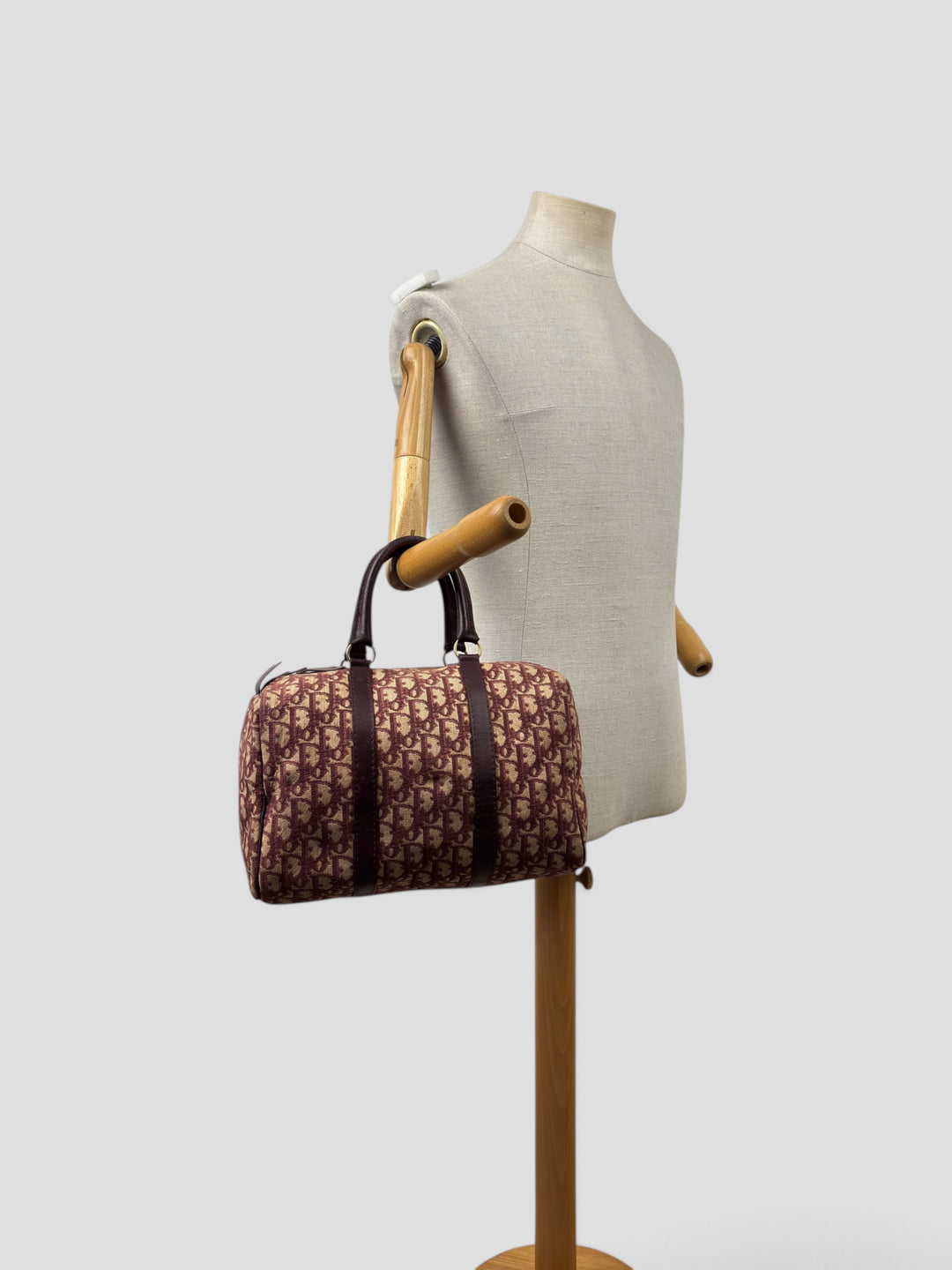 Christian Dior Vintage Oblique Canvas Small Boston Handbag in Bordeaux/Beige, getragen an der Schneiderpuppe