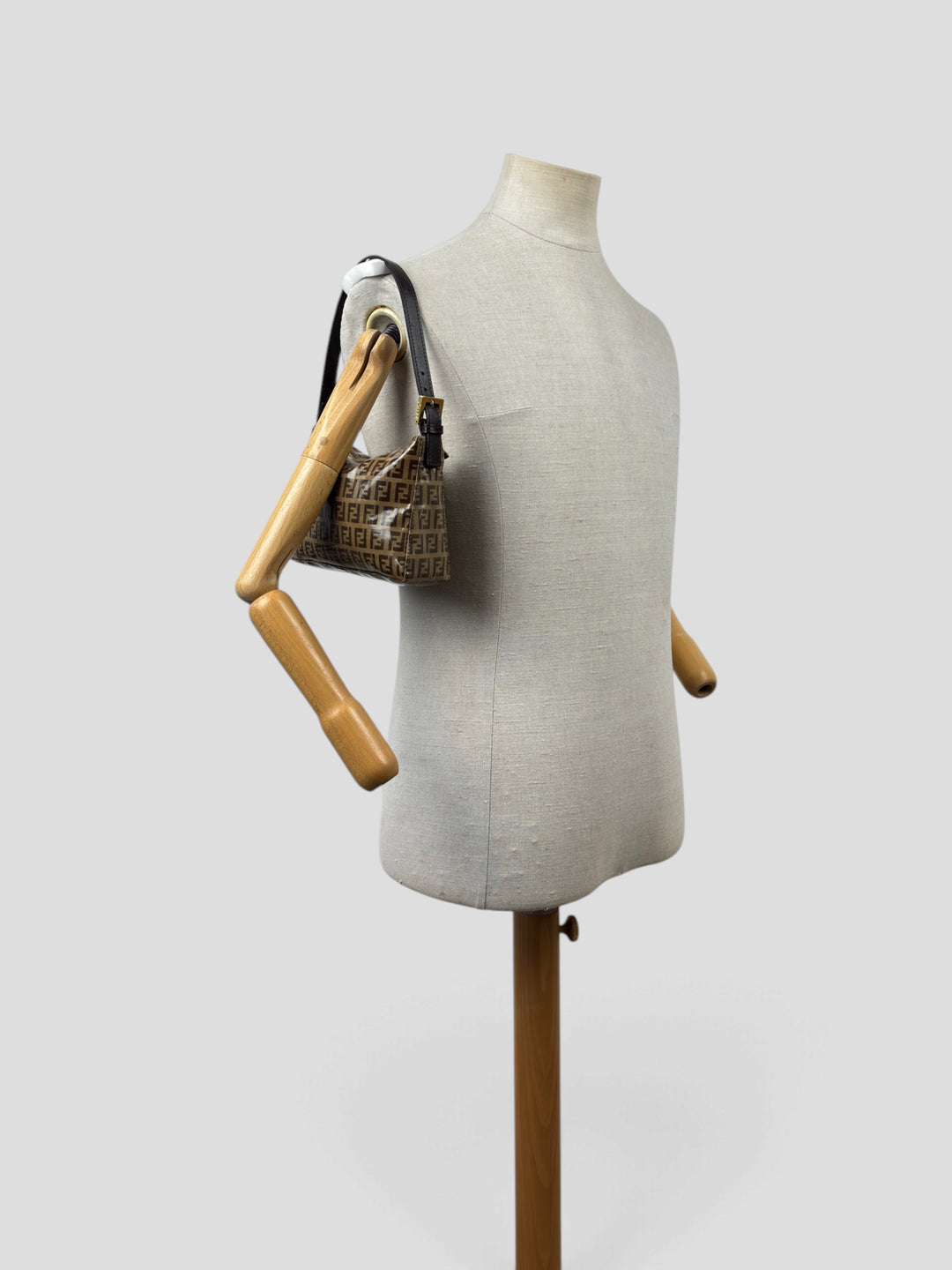 Fendi Zucca Coated Canvas Pochette Shoulder Bag in Tabakbraun/Schwarzbraun, getragen an der Schneiderpuppe