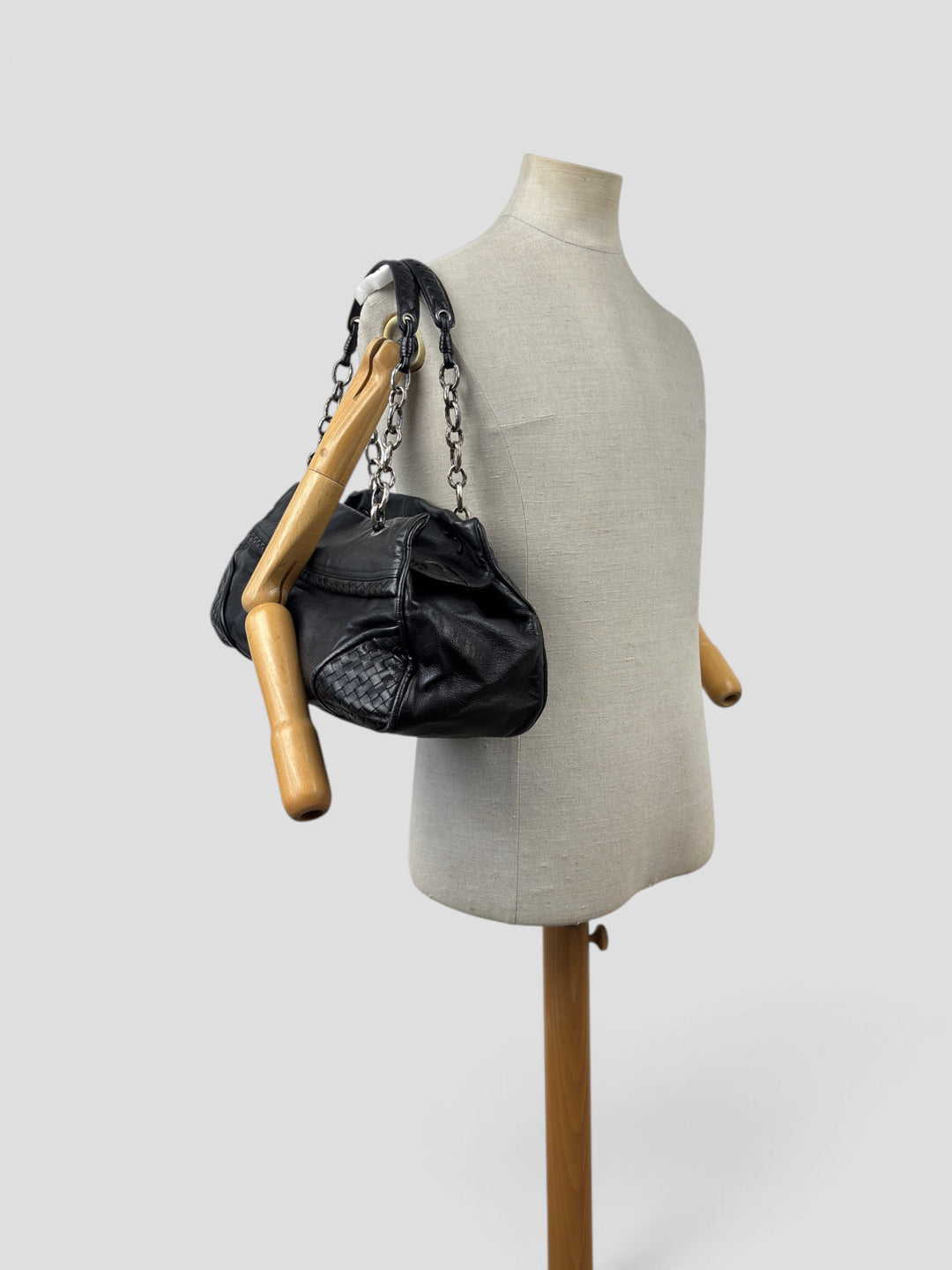Bottega Veneta Nappa Intrecciato Chain Shoulder Bag in Schwarz, getragen an der Schneiderpuppe