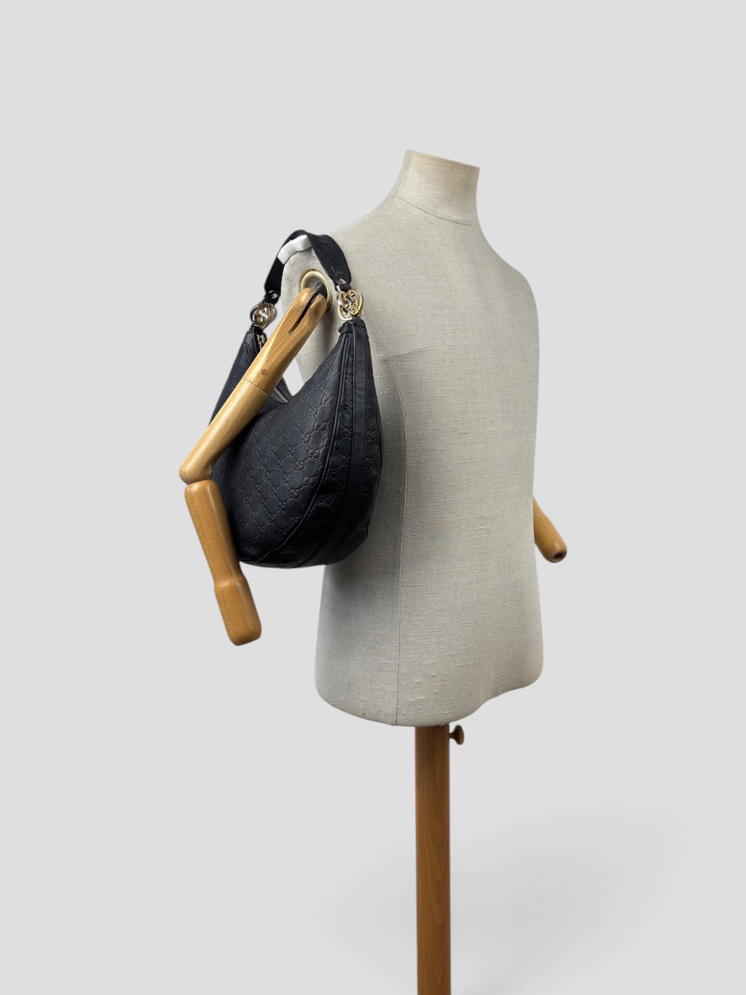 Gucci Guccissima Leather GG Twins Hobo Shoulder Bag in Schwarz, getragen an der Schneiderpuppe