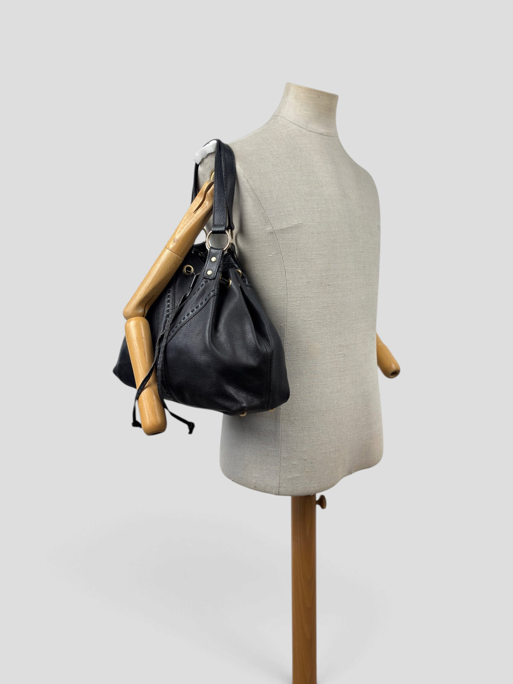 Yves Saint Laurent Reversible Double Leather Shoulder Bag in Schwarz, getragen an der Schneiderpuppe