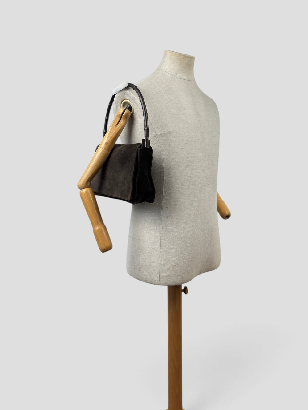 Gucci Bamboo Suede Flap Shoulder Bag in Dunkelbraun, getragen an der Schneiderpuppe