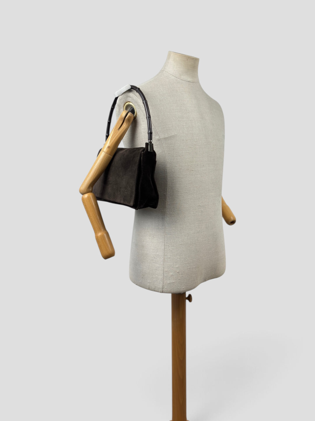 Gucci Bamboo Suede Flap Shoulder Bag in Dunkelbraun, getragen an der Schneiderpuppe