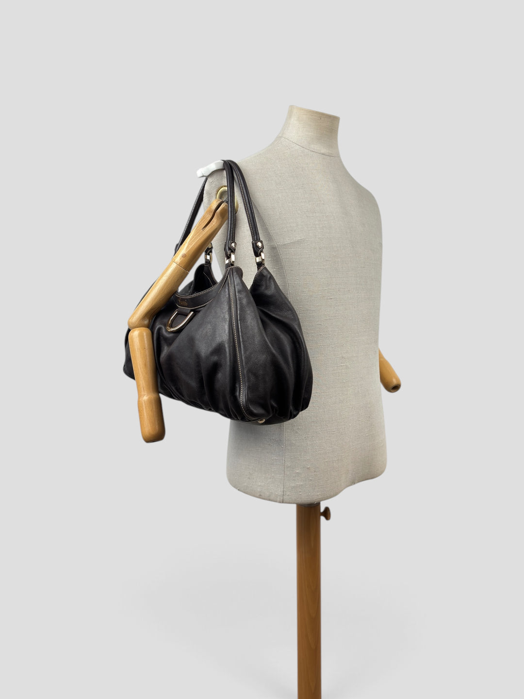 Gucci Abbey D-Ring Leather Hobo Shoulder Bag in Dunkelbraun, getragen an der Schneiderpuppe