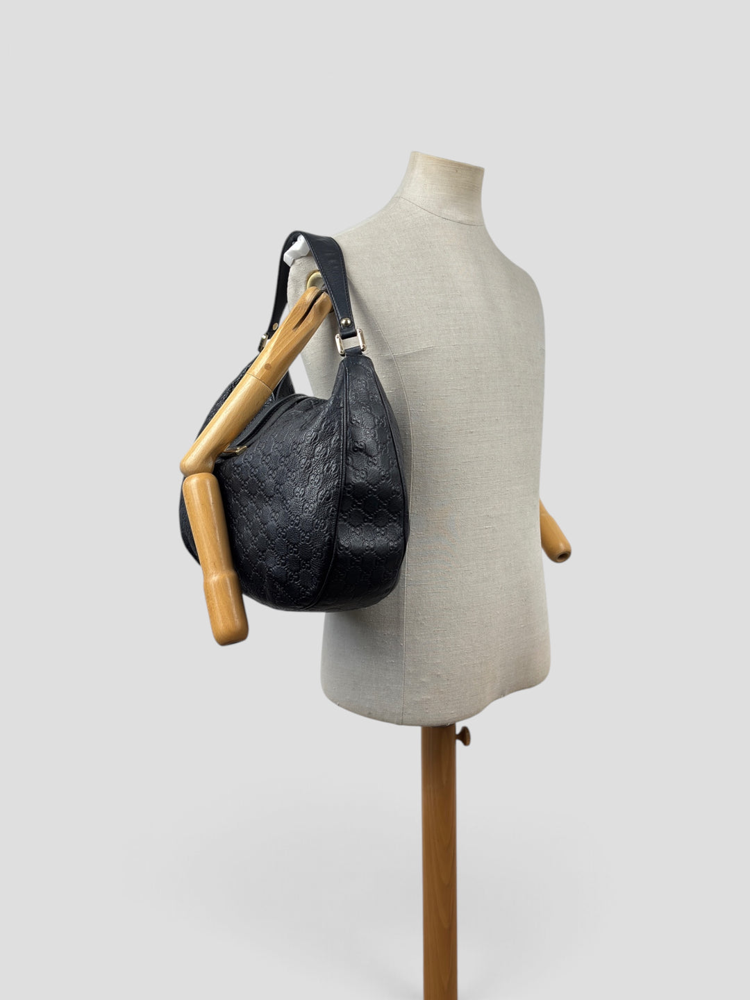 Gucci Guccissima Leather New Britt Hobo Shoulder Bag in Schwarz, getragen an der Schneiderpuppe