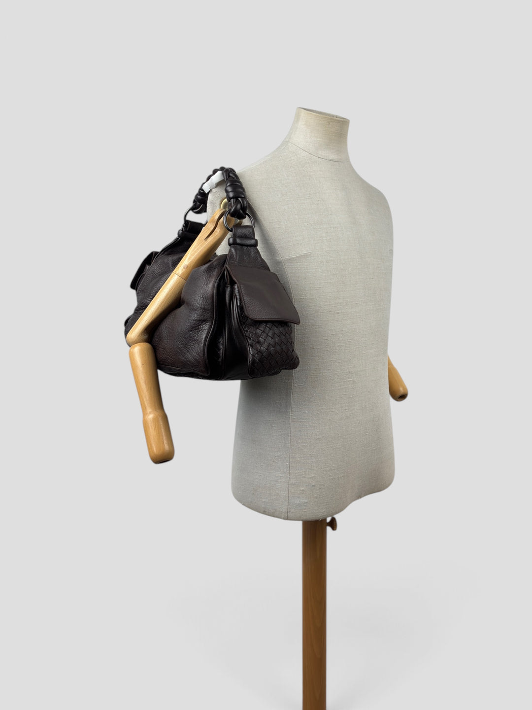 Bottega Veneta Intrecciato Cervo Leather Hobo Shoulder Bag in Dunkelbraun, getragen an der Schneiderpuppe