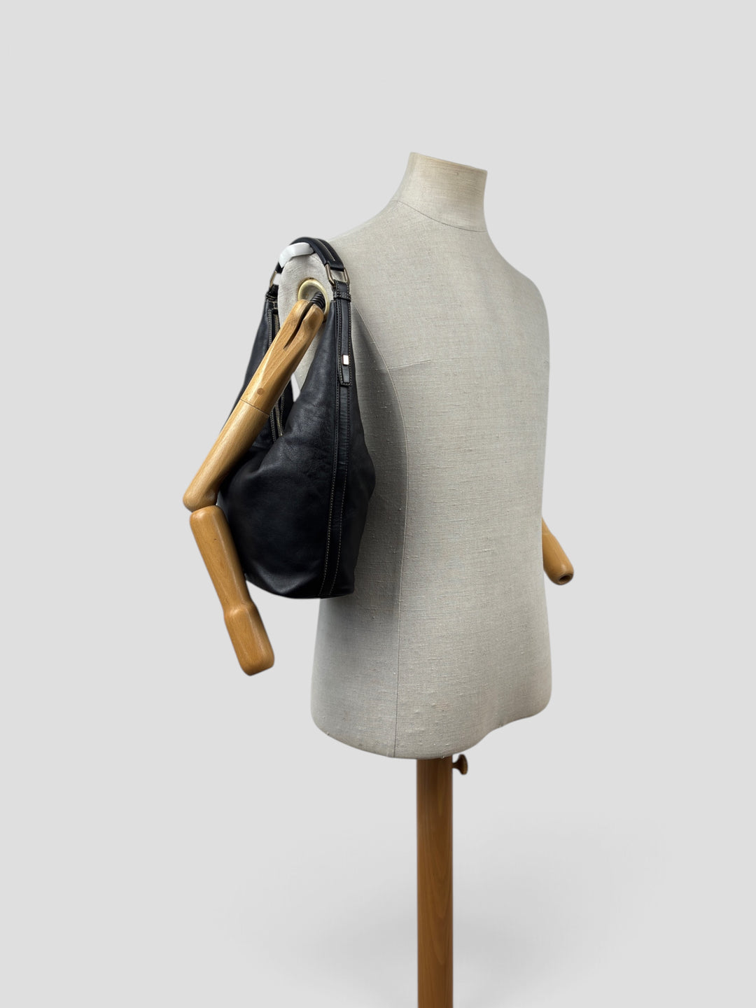 Gucci Leather V Hobo Shoulder Bag in Schwarz, getragen an der Schneiderpuppe
