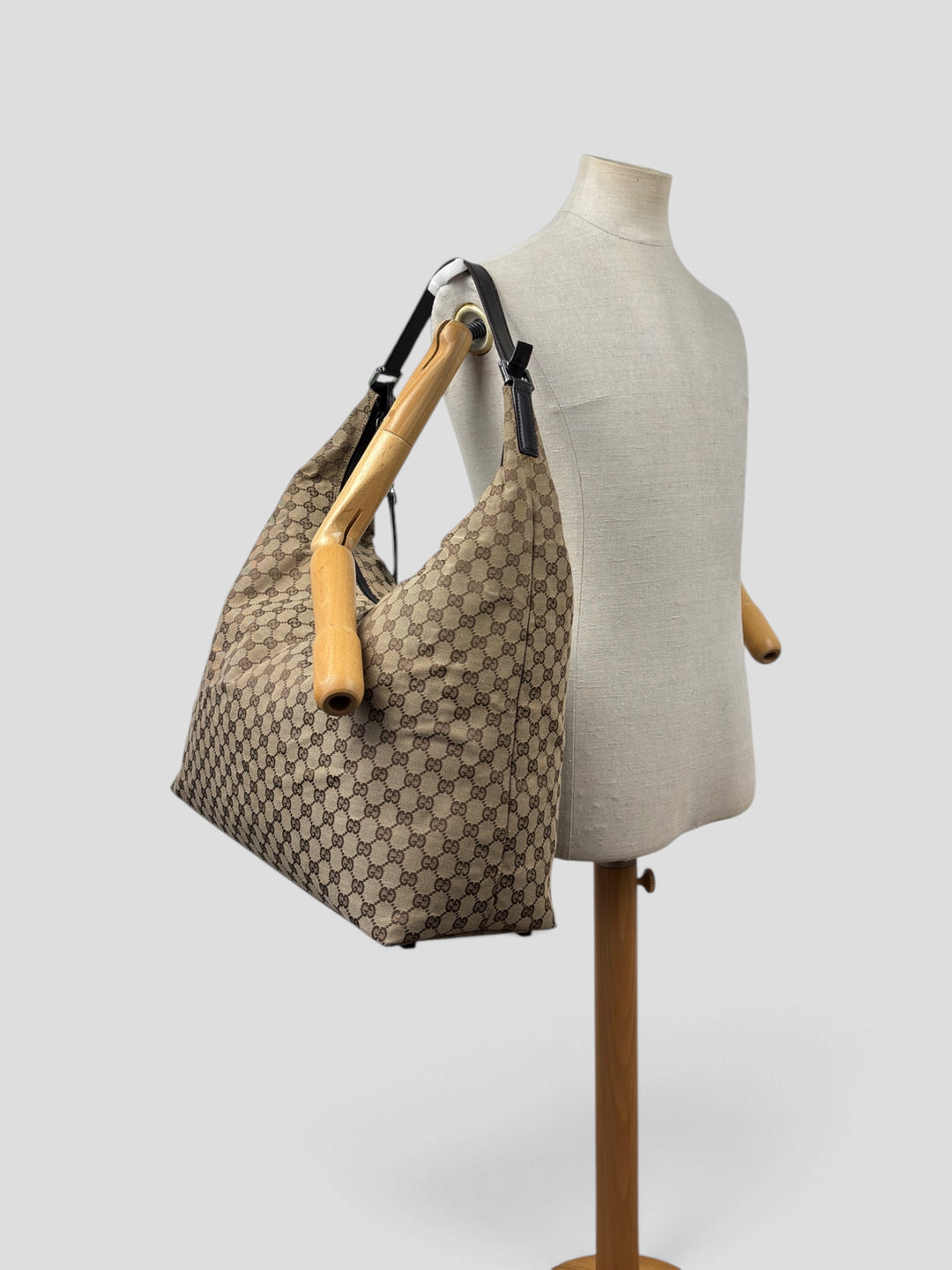 Gucci GG Canvas Large Hobo Shoulder Bag in Beige/Braun, getragen an der Schneiderpuppe