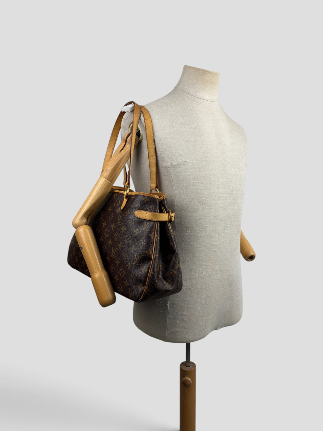 Louis Vuitton Batignolles Horizontal Monogram Shoulder Bag in Braun, getragen an der Schneiderpuppe