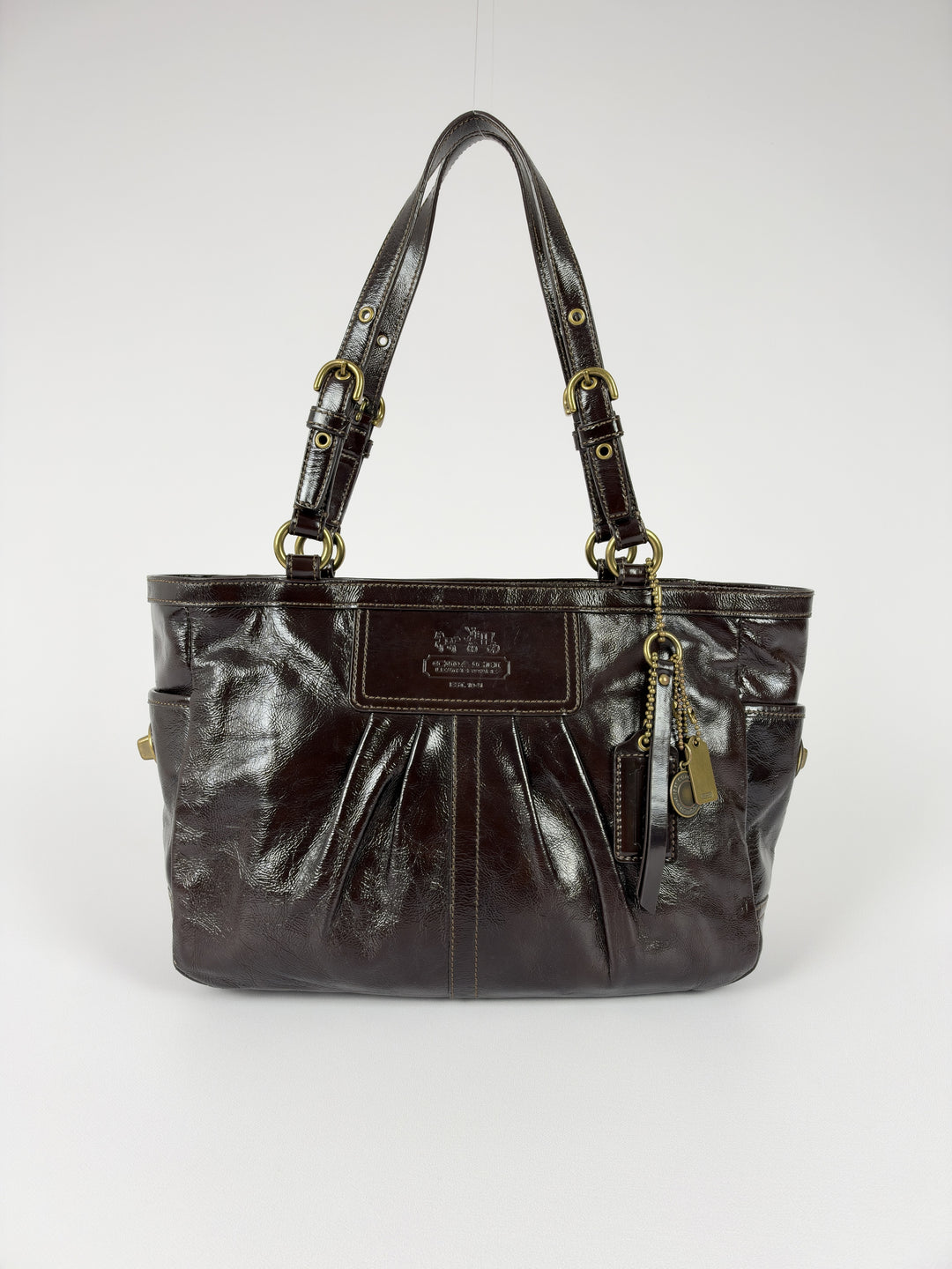 Coach Gallery Patent Leather Pleated Tote Shoulder Bag in Dunkelbraun, Vorderansicht im Originalfoto