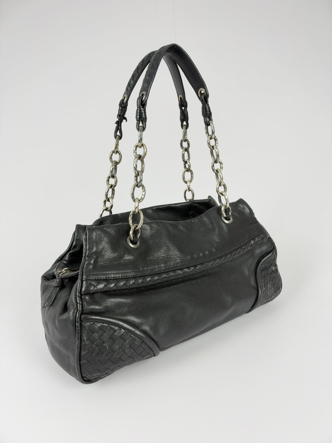 Bottega Veneta Nappa Intrecciato Chain Shoulder Bag in Schwarz, Vorderansicht im Originalfoto
