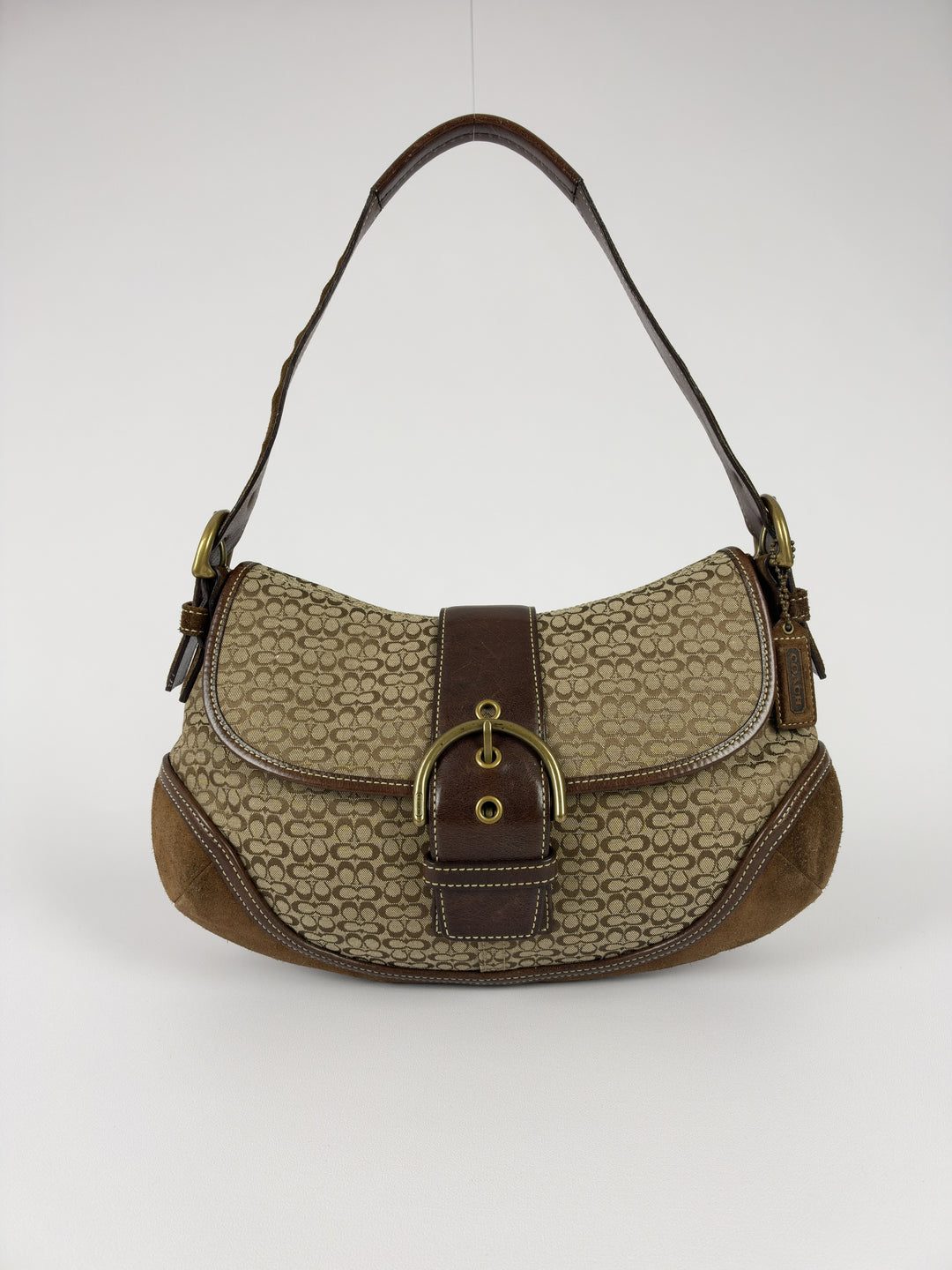 Coach Soho Mini Signature Suede Buckle Flap Shoulder Bag in Khaki/Braun, Vorderansicht im Originalfoto