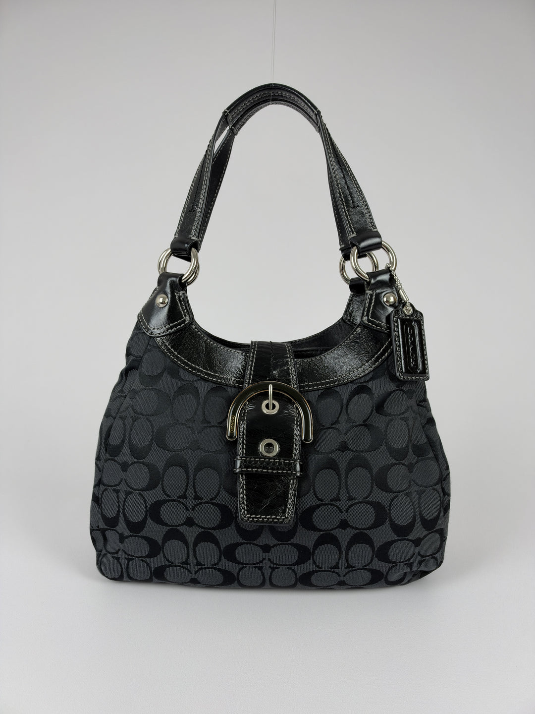 Coach Soho Signature Buckle Hobo Shoulder Bag in Schwarz/Anthrazit, Vorderansicht im Originalfoto