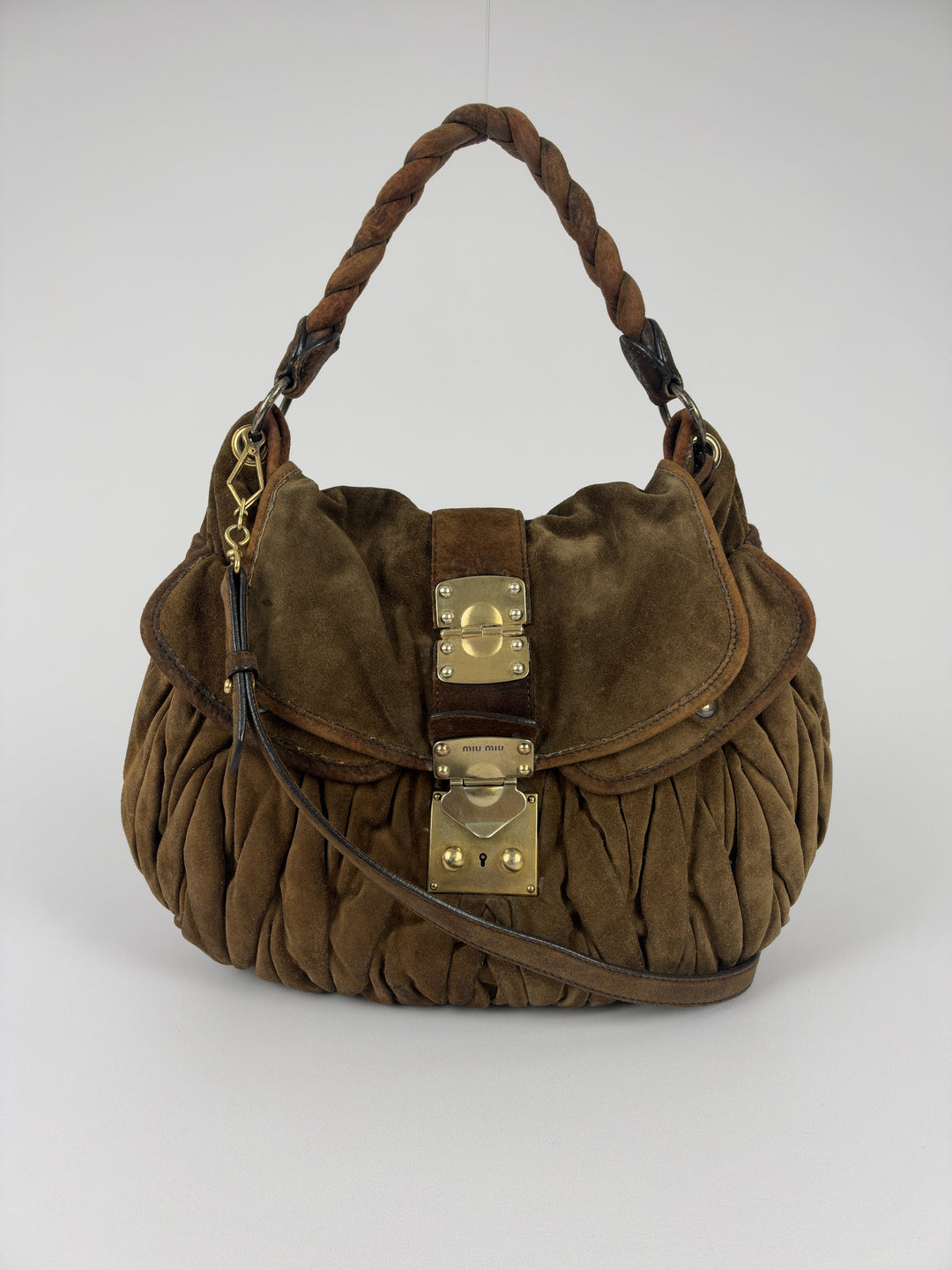 Miu Miu Coffer Matelassé Suede Hobo Shoulder Bag in Oliv-/Tabakbraun, Vorderansicht im Originalfoto