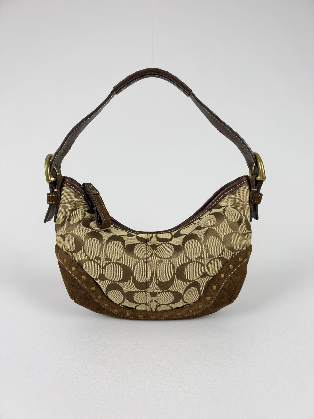 Coach Signature Studded Suede Hobo Shoulder Bag in Khaki/Braun, Vorderansicht im Originalfoto