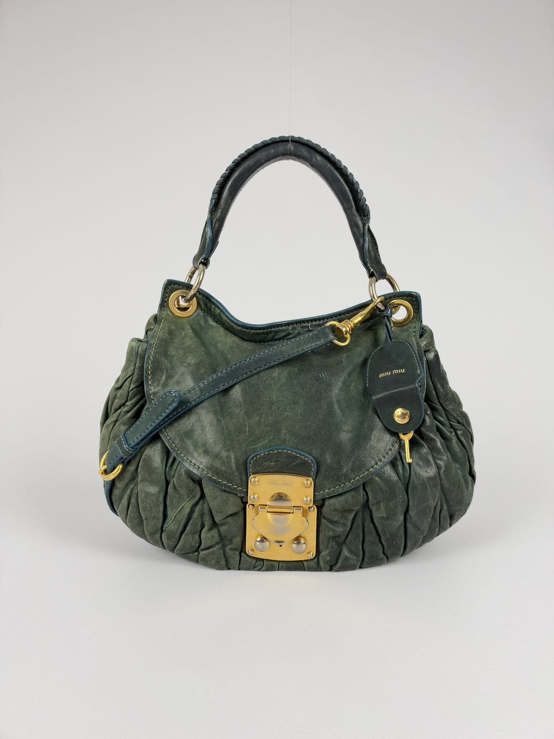 Miu Miu Coffer Matelassé Leather Shoulder Bag in Dunkelgrün, Vorderansicht im Originalfoto