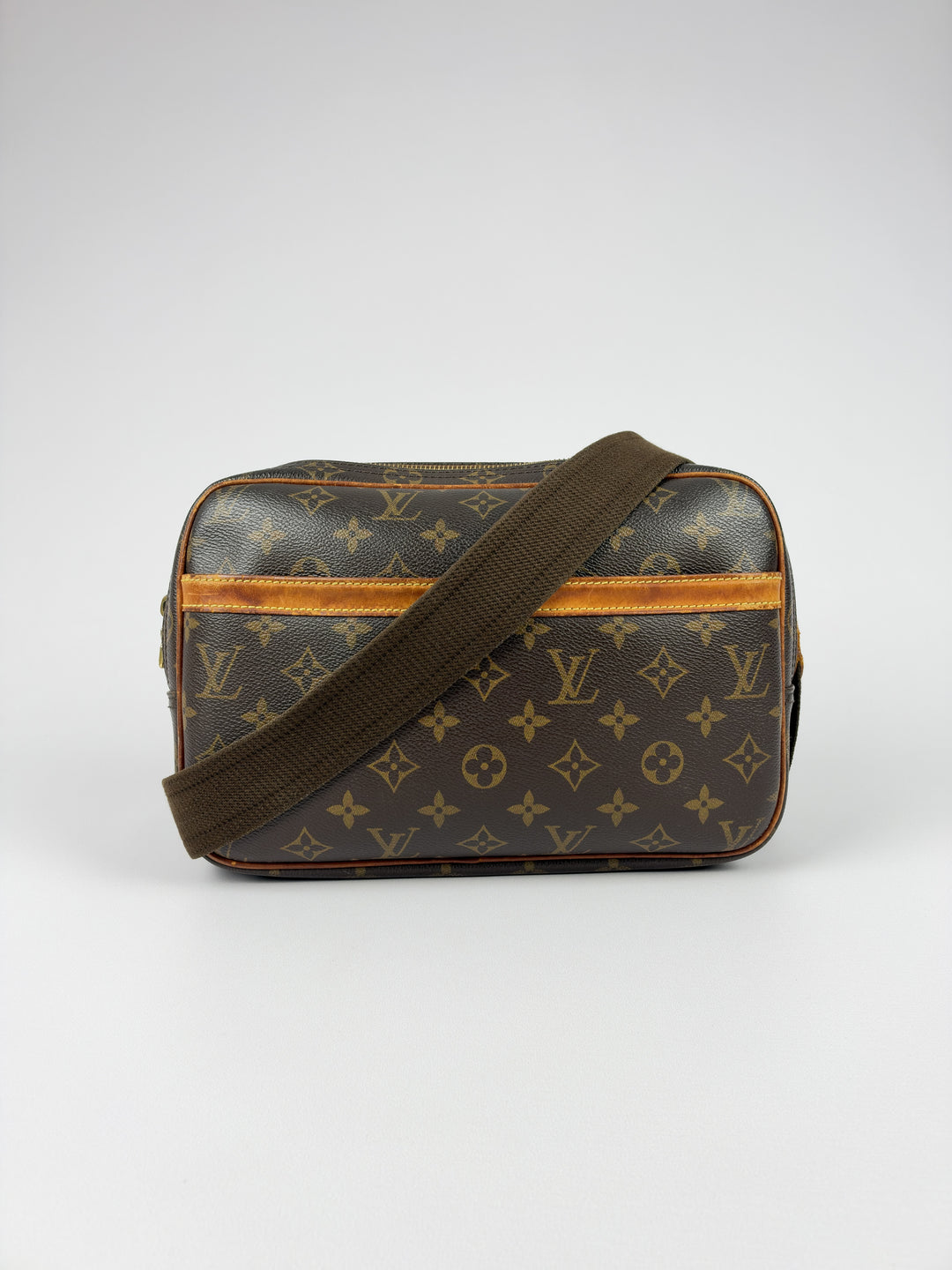 Louis Vuitton Monogram Reporter PM Shoulder Bag in Braun/Beige, Vorderansicht im Originalfoto