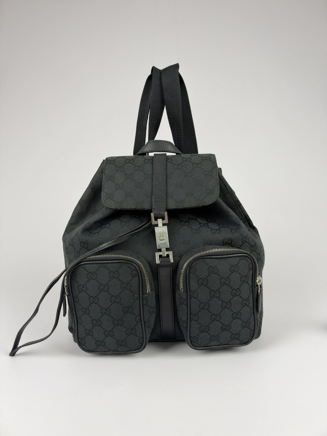 Gucci GG Canvas Jackie Backpack in Schwarz, Vorderansicht im Originalfoto