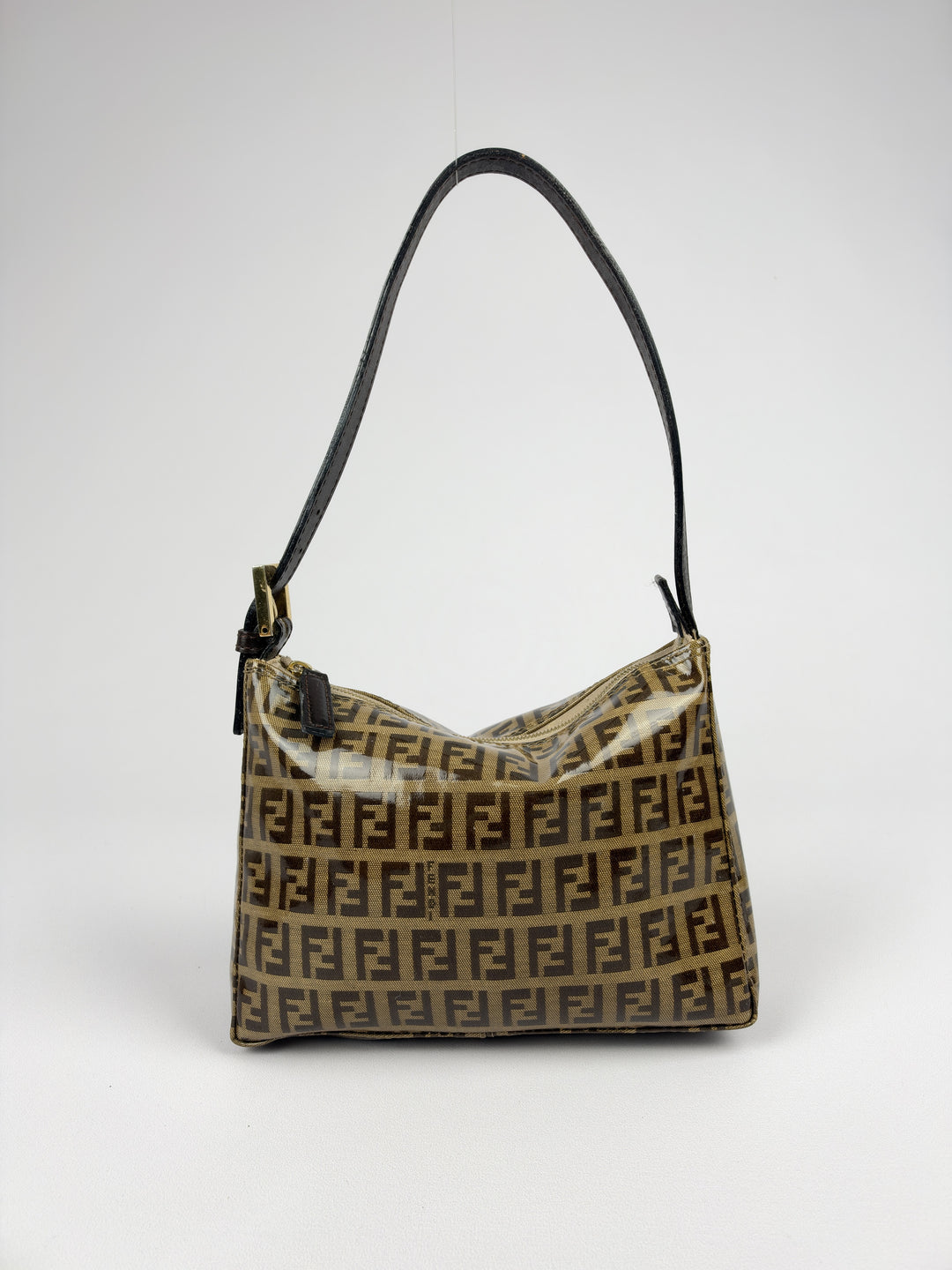 Fendi Zucca Coated Canvas Pochette Shoulder Bag in Tabakbraun/Schwarzbraun, Vorderansicht im Originalfoto