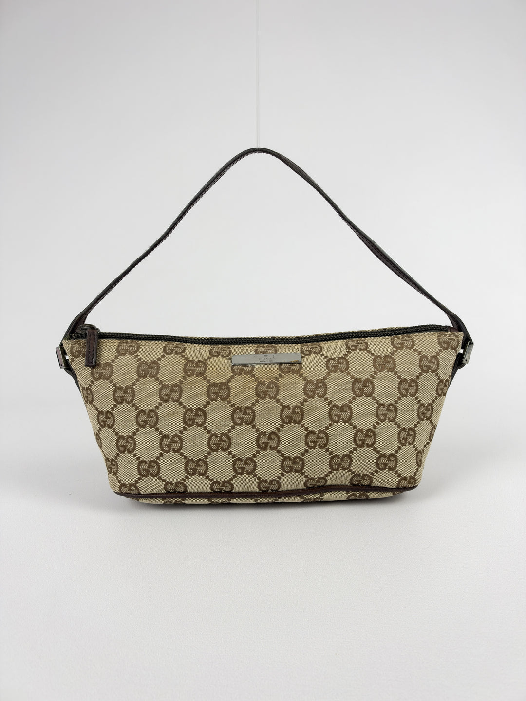 Gucci GG Canvas Boat Pochette in Beige/Braun, Vorderansicht im Originalfoto