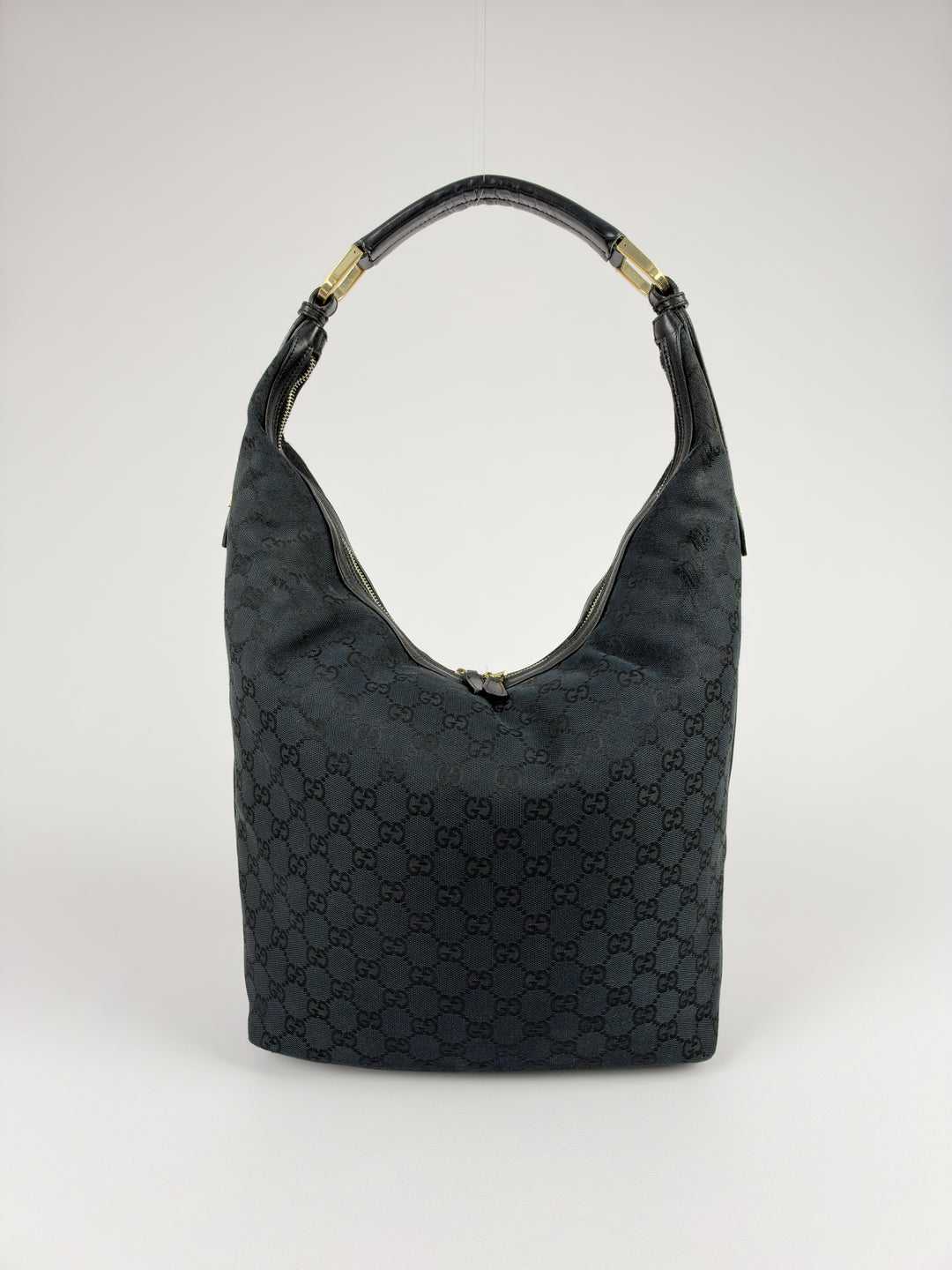 Gucci GG Canvas Hobo Shoulder Bag in Schwarz, Vorderansicht im Originalfoto