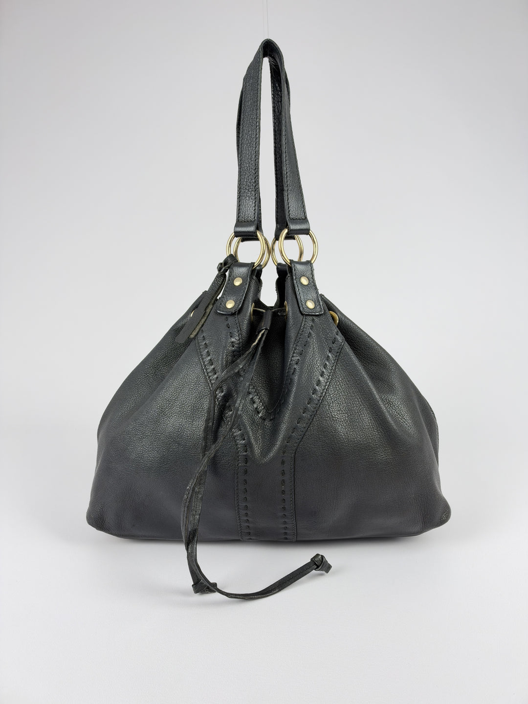 Yves Saint Laurent Reversible Double Leather Shoulder Bag in Schwarz, Vorderansicht im Originalfoto