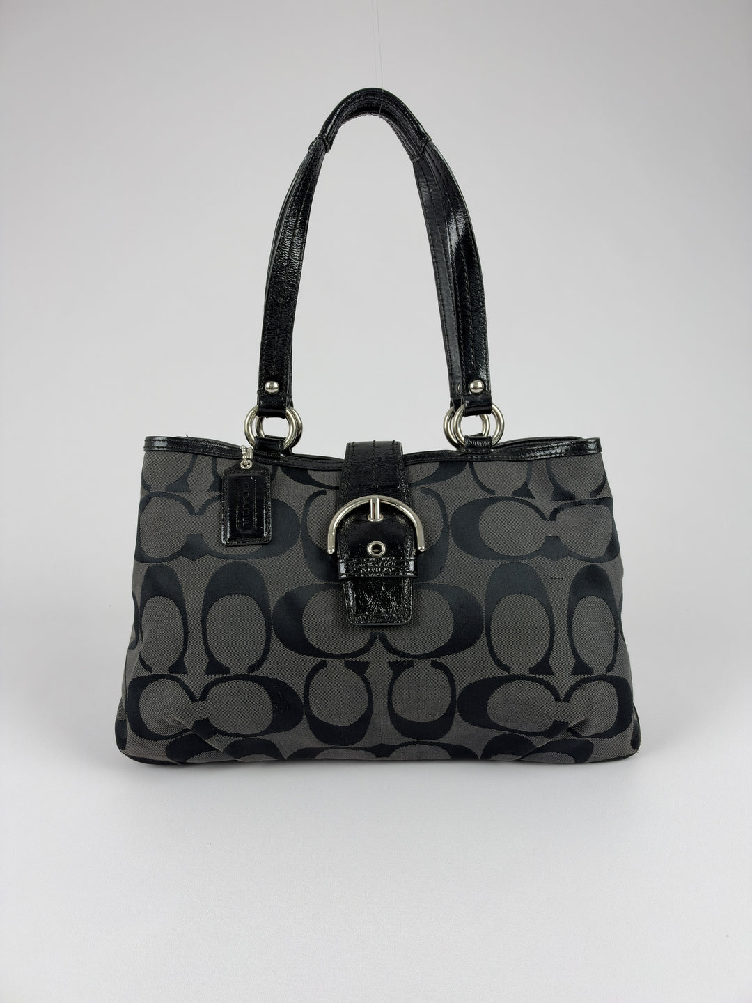 Coach Signature Soho Buckle Tote Shoulder Bag in Grau/Schwarz, Vorderansicht im Originalfoto
