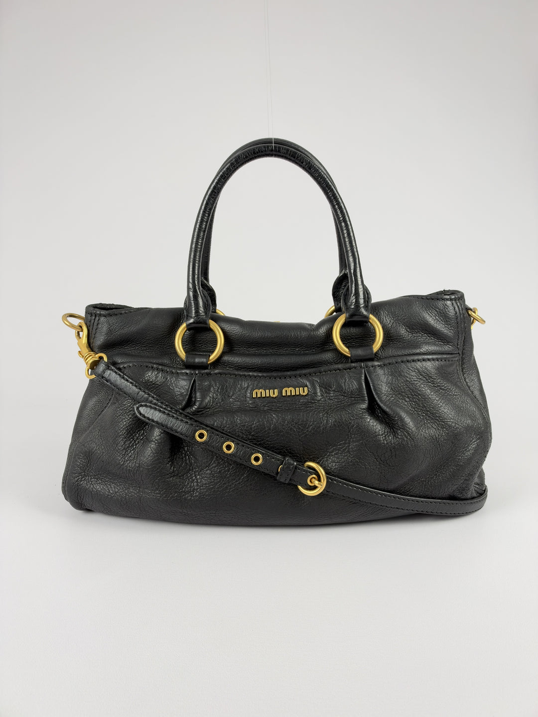 Miu Miu Cervo Shine Leather Shopping Tote Shoulder Bag in Schwarz, Vorderansicht im Originalfoto