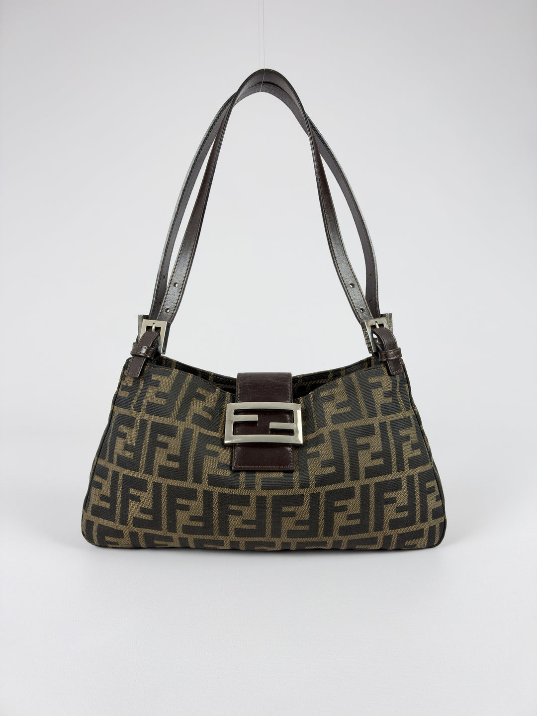 Fendi Zucca Canvas Baguette Buckle Shoulder Bag in Tabakbraun/Schwarz, Vorderansicht im Originalfoto