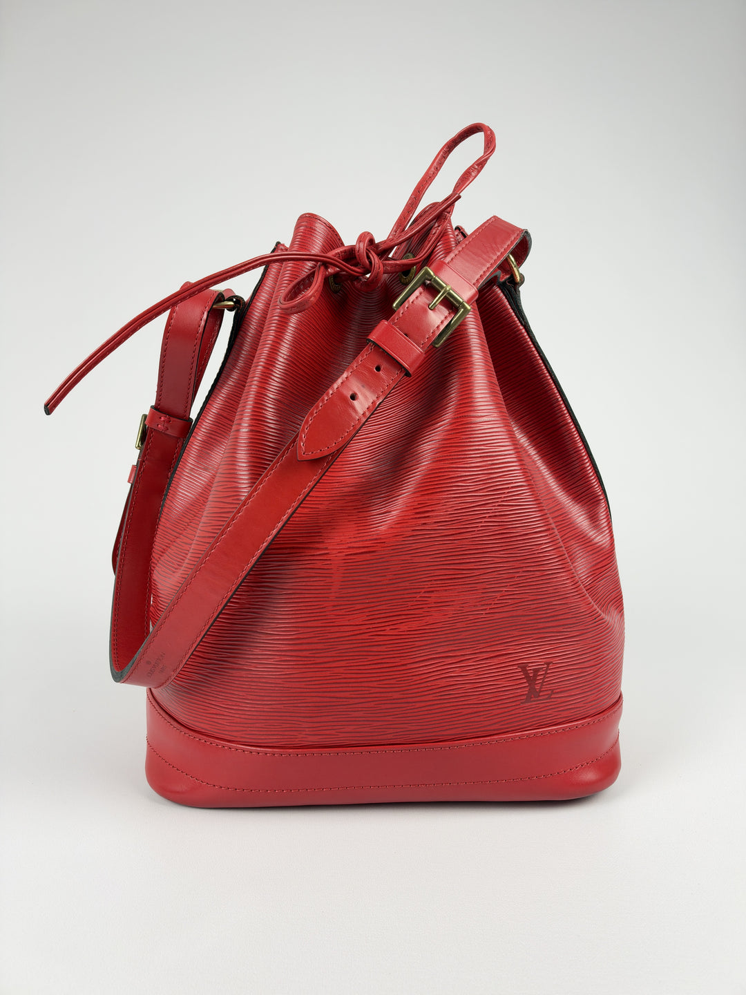 Louis Vuitton Epi Noé GM Shoulder Bag in Rot, Vorderansicht im Originalfoto