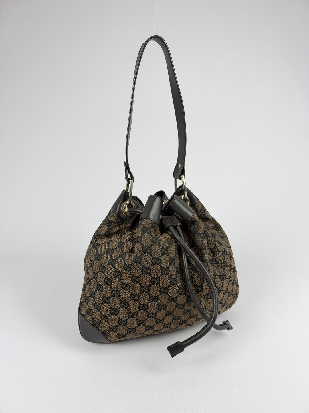 Gucci GG Canvas Drawstring Bucket Shoulder Bag in Braun/Schwarz, Vorderansicht im Originalfoto