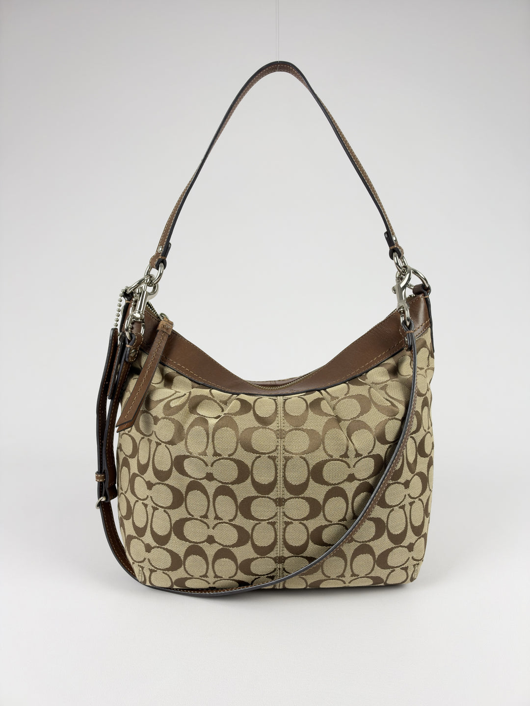 Coach Signature Convertible Hobo Shoulder Bag in Khaki/Braun, Vorderansicht im Originalfoto