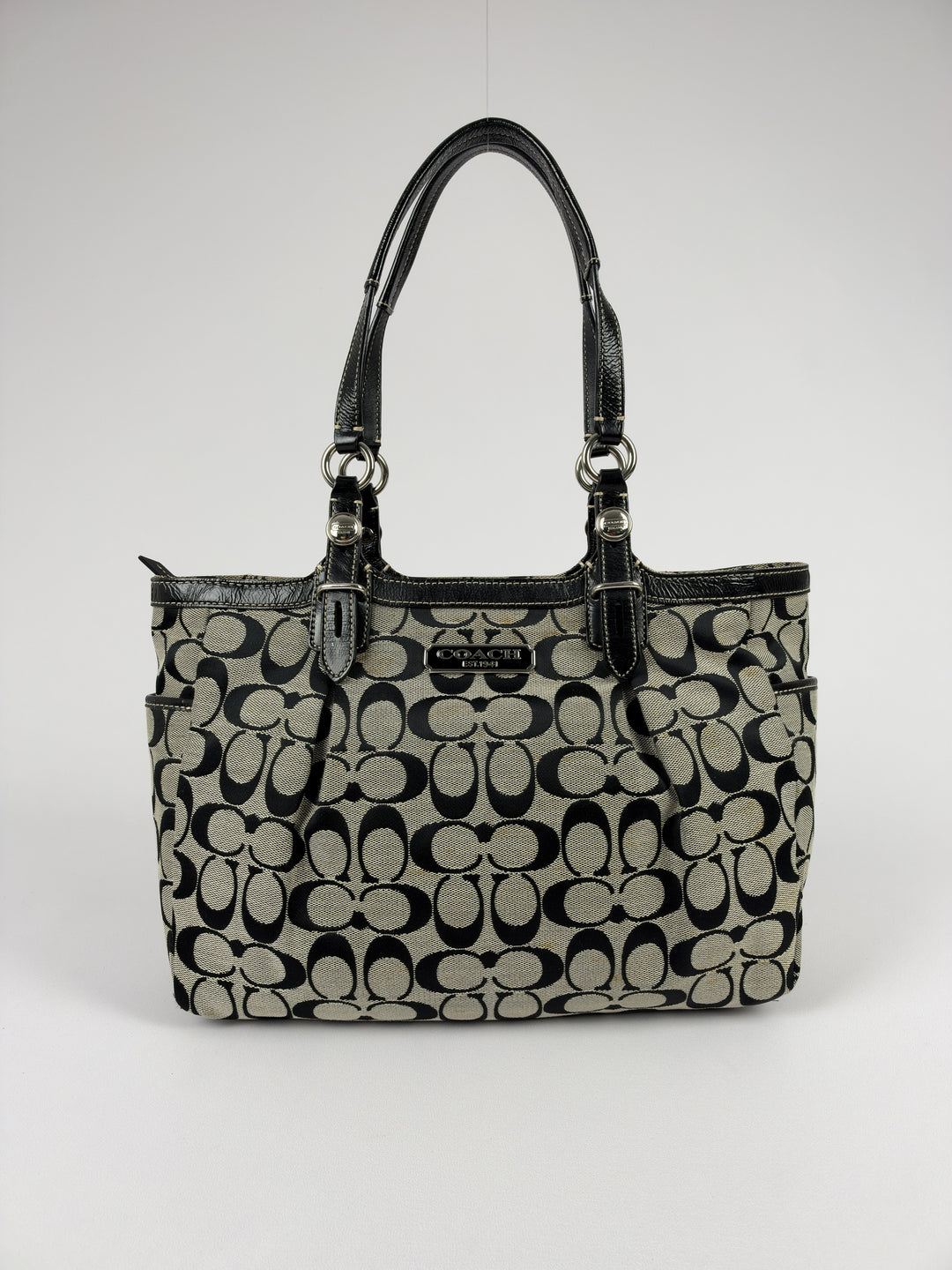 Coach Gallery Signature Tote Shoulder Bag in Grau/Schwarz, Vorderansicht im Originalfoto