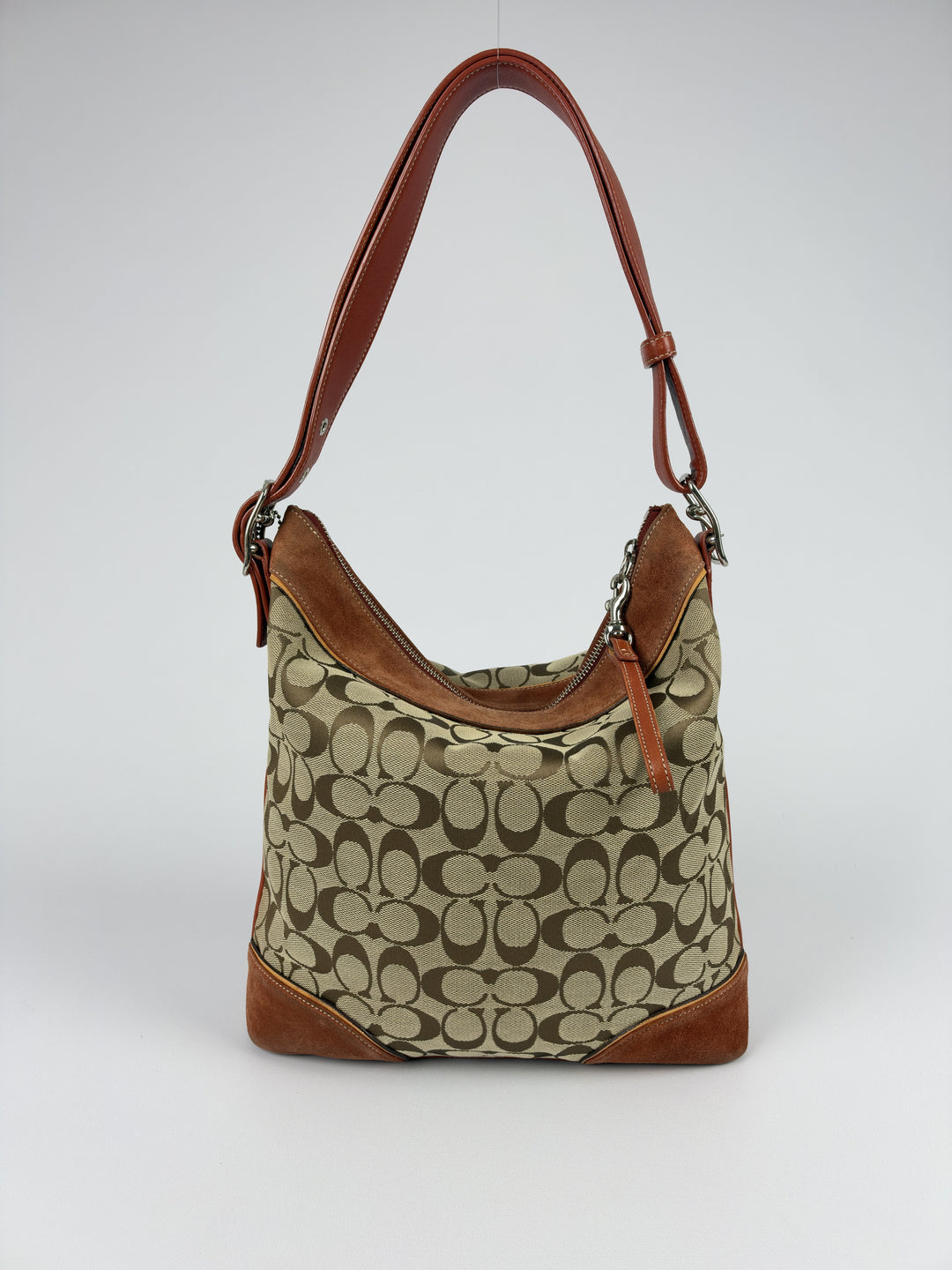 Coach Signature Suede Trim Hobo Shoulder Bag in Khaki/Braun, Vorderansicht im Originalfoto
