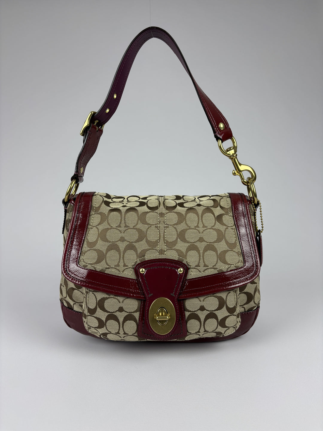 Coach Signature Turnlock Flap Shoulder Bag in Khaki/Braun, Vorderansicht im Originalfoto