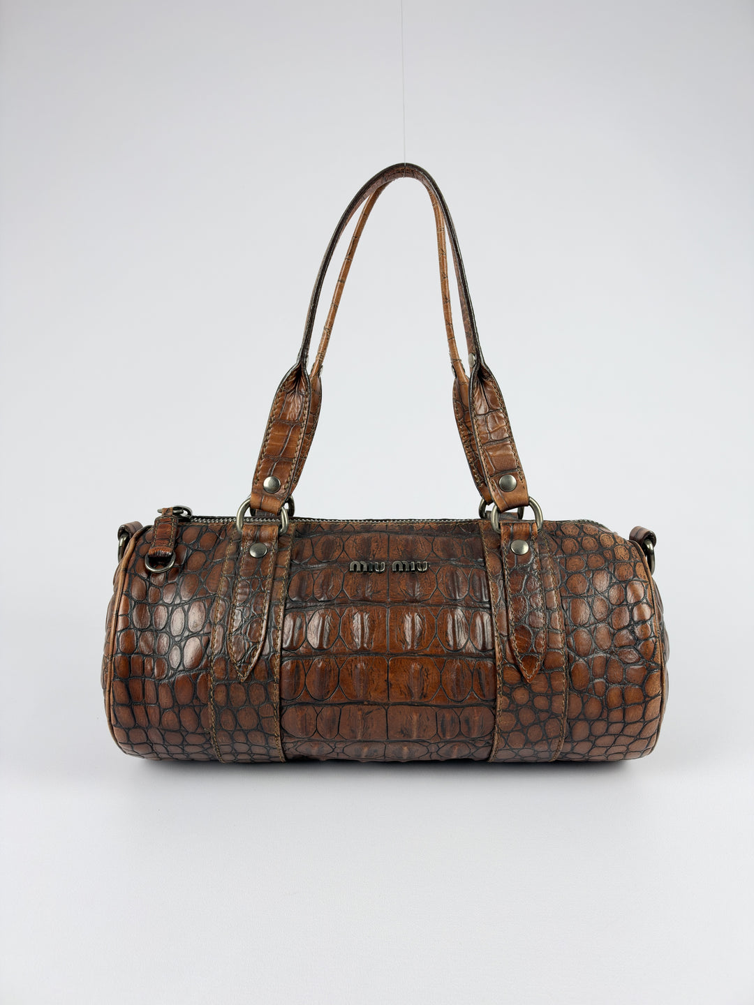 Miu Miu Archive Croc-Embossed Leather Barrel Shoulder Bag in Cognac/Braun, Vorderansicht im Originalfoto