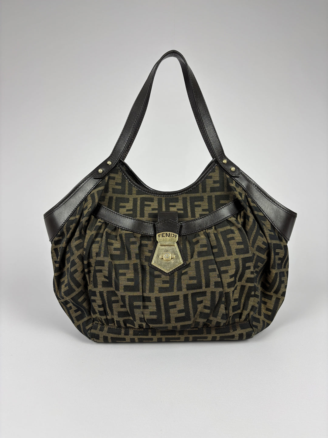 Fendi Zucca Canvas Chef Shoulder Bag in Tabak/Schwarz, Vorderansicht im Originalfoto